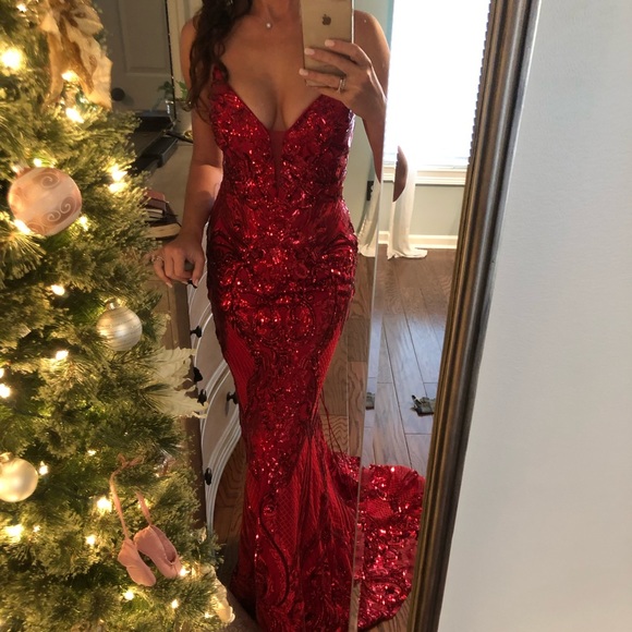 Gorgeous Amarra red sequin evening gown in size 4 - Picture 2 of 15